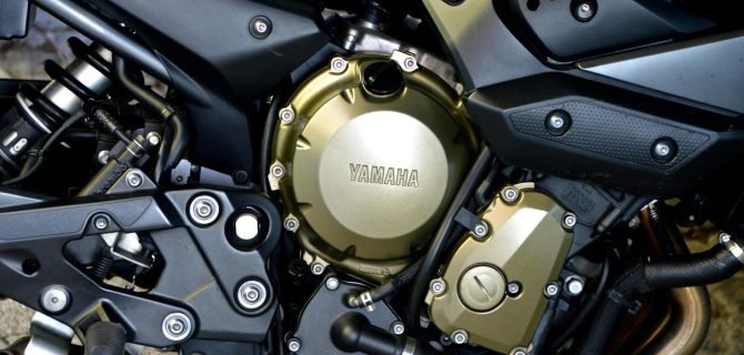 black yamaha motorcycle